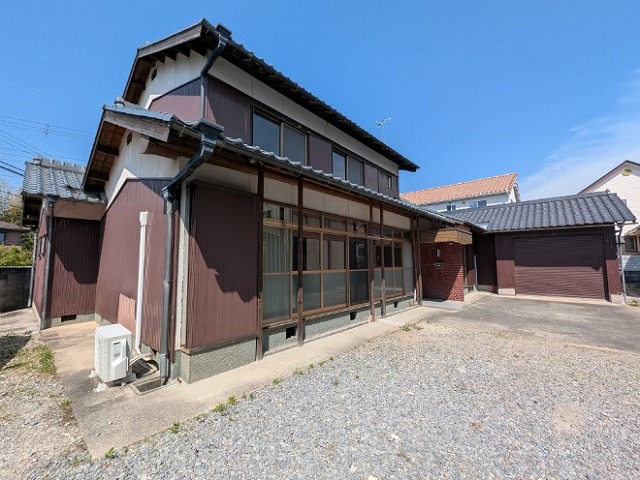 倉庫付きの戸建になります(￥＾＾￥)複数台駐車可能♪♪