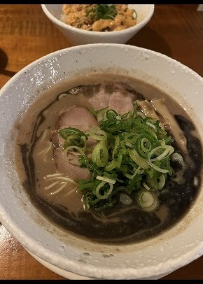 地元の黒ラーメン「愚か者であれ」