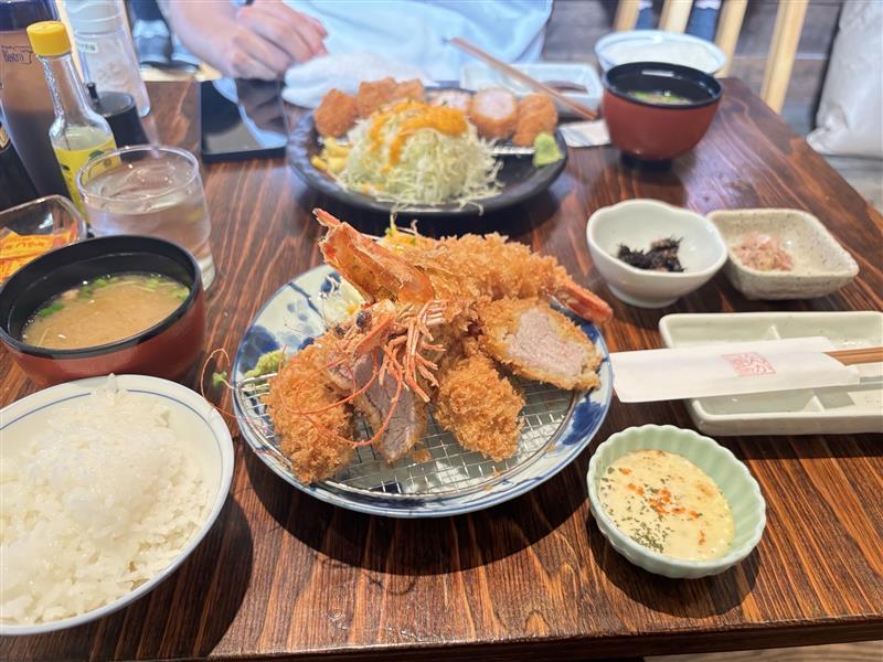 食べに行くこと