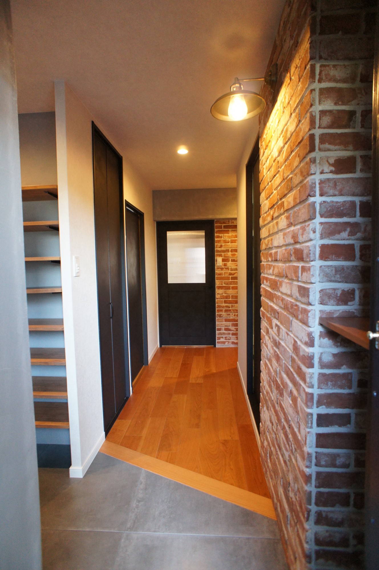 ヴィンテージレンガとホテルライクなサニタリー